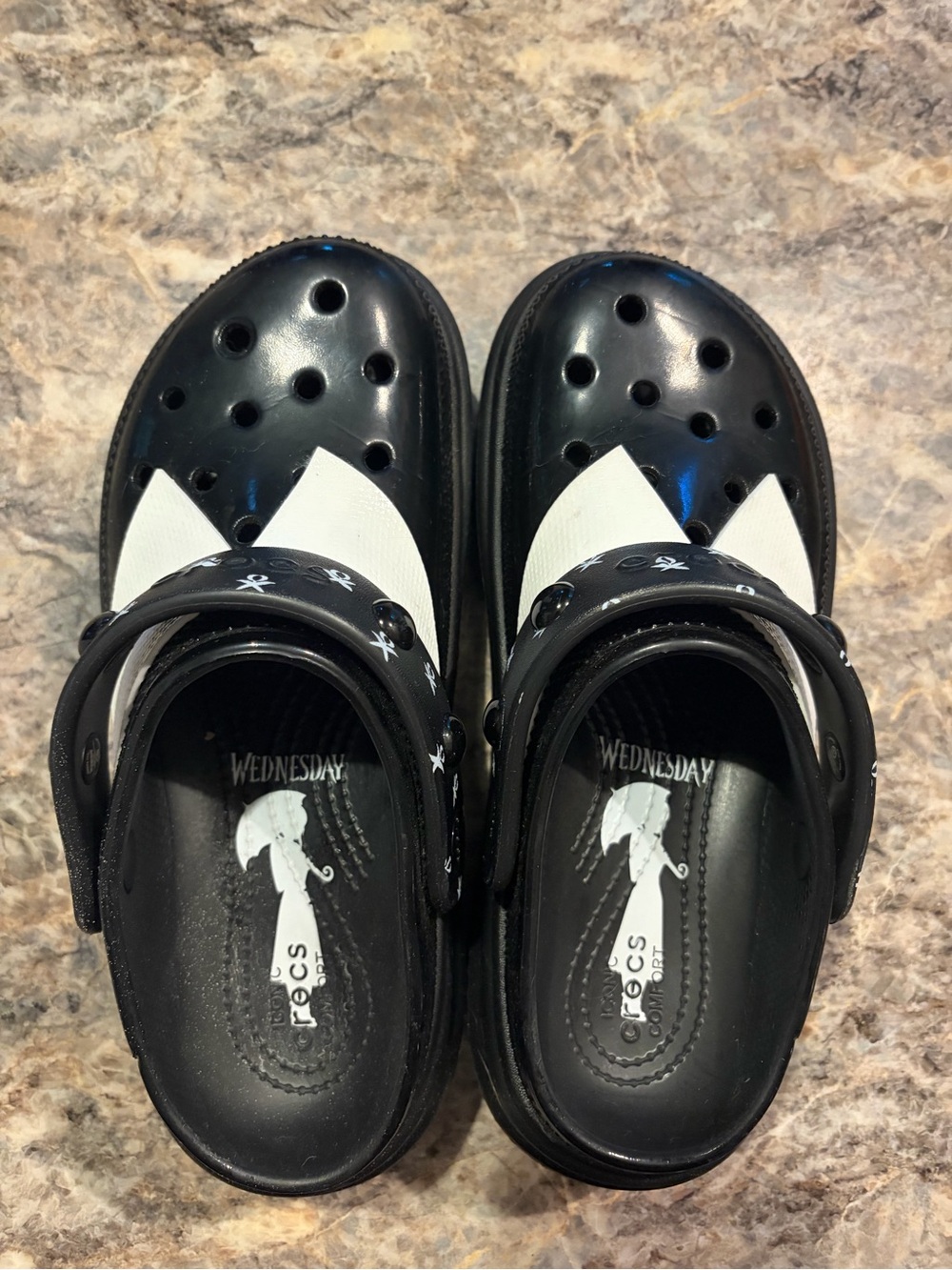 Wednesday CROCS Stomp Clogs Ladies 8 with Original Jibitz